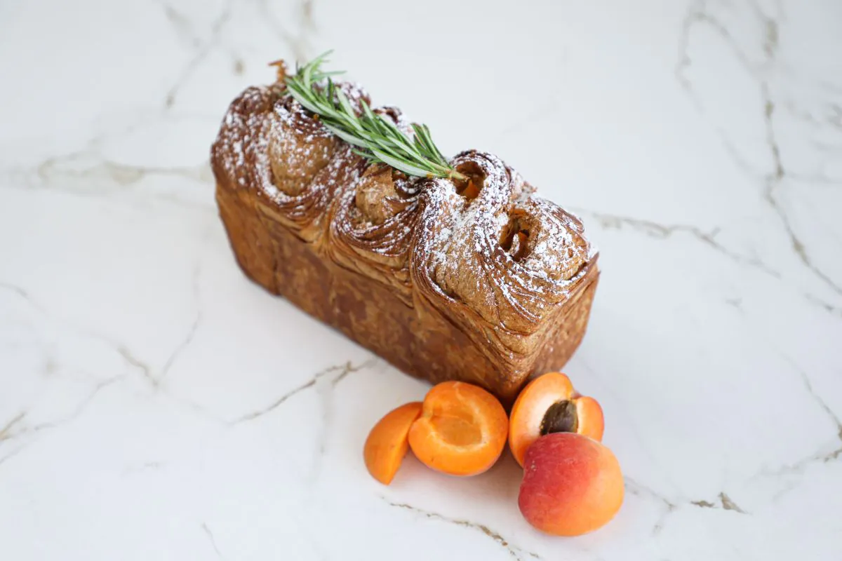 Brioche feuilletée à l'abricot et au romarin