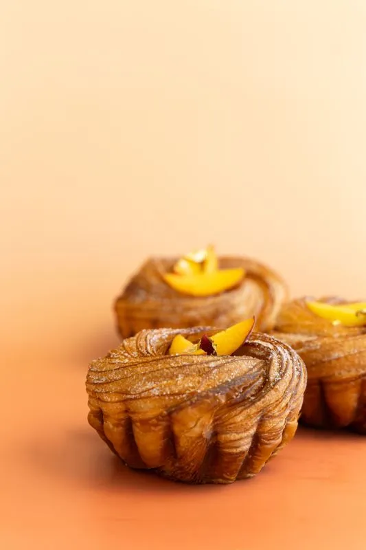 Cruffin à la pêche jaune