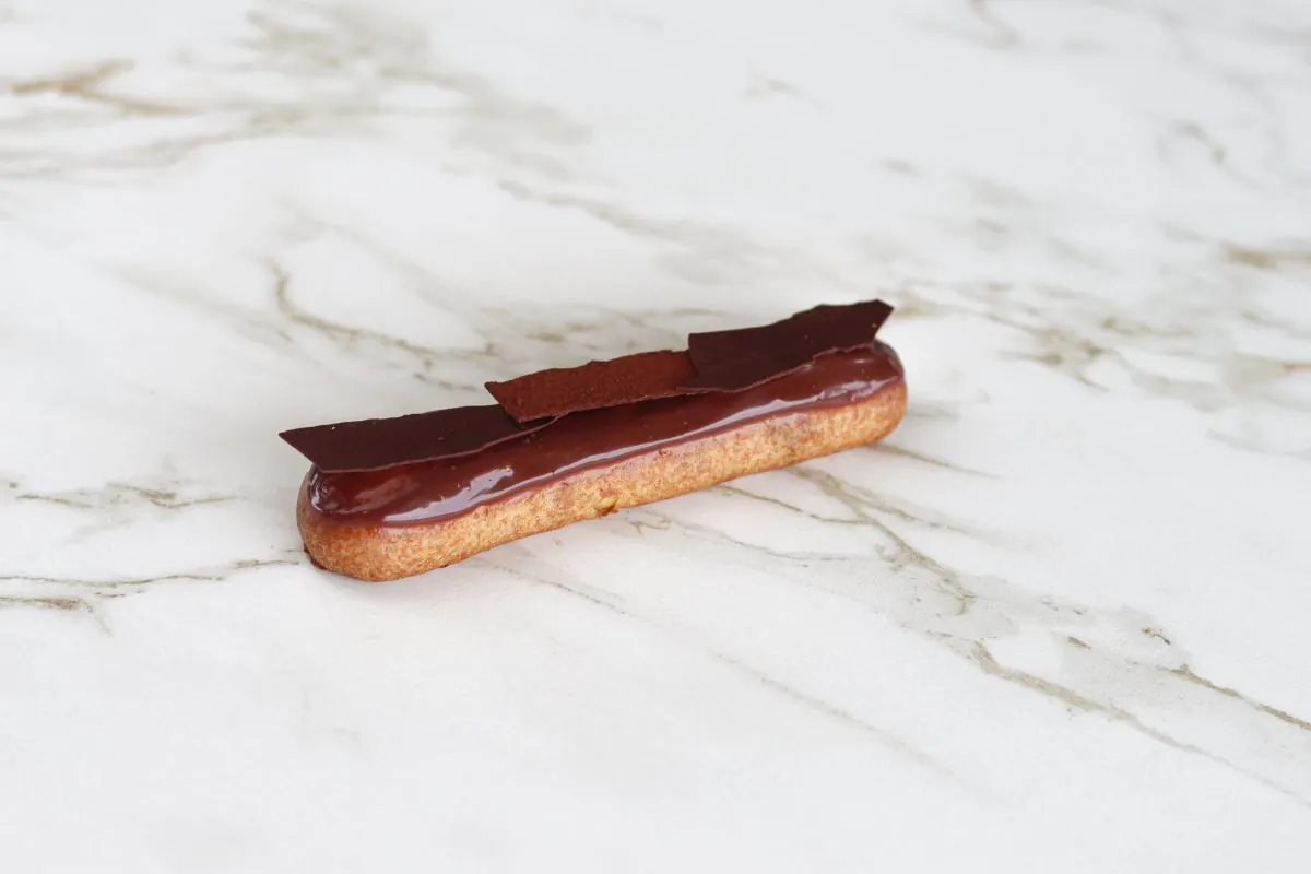 Éclair "Fleur de Loire" 70% de cacao