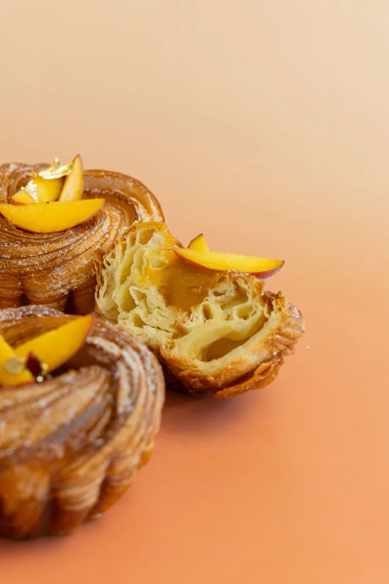 Cruffin à la pêche jaune